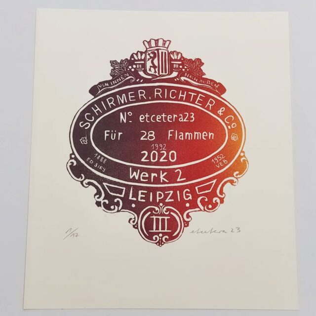 Für das Projekt "von innen nach außen" im Werk2 Leipzig @werk2leipzig ist im Jahre 2020 dieser Linolschnitt entstanden. Er zeigt das Logo der Firma "Schirmer, Richter und CO" die vorher in den Hallen des Werk2, Gasverbrauchszähler gebaut hat.
Der Linolschnitt wurde wie ein Tour Poster gedruckt und somit auf dem ganzen Gelände mit Tapetenleim an die Wände gebracht. Sogar an vielen unzugänglichen Stellen. Viele von den Poster fielen nach einiger Zeit ab, wurden übersprüht oder sind verschwunden.
Aber so ist das auch mit Tour Postern. Ein paar Exemplare habe ich noch. (bei Interesse 😉) 

Diesen Linolschnitt wird auch bei meiner kommenden Ausstellung im @werk2_grafikdruck zu sehen sein.
Kommt vorbei.
Vernissage ist am Mittwoch den 16.09.2026 (19 Uhr) in der Halle 5 im Keller in der Grafikdruckwerkstatt.
Ausstellung geht bis zum 13.11.26 und kann im Rahmen der Öffnungszeiten der Werkstatt besucht werden. Wer eine persönliche Tour möchte, bitte ein PM an mich.