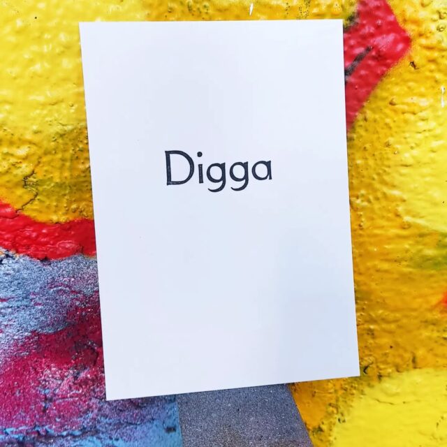 "Digga" 
#jugendwörterdesjahres
Die Top 10 der Jugendwörter des Jahres wurden auf der Boston Tiegel Presse handgedruckt mit antiken Bleisatzschriften. Jede Karte ist limitiert auf 60 Stück.

Ein paar von den Karten gibt es:
Etsy (Link in Bio)
@westfach (special edition) 
@handmadedesignsleipzig
Oder direkt bei mir.

#bleilettern #jugendsprache #jugendwortdesjahres #kartendruck