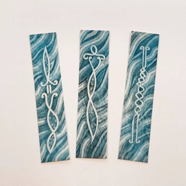 Sternzeichen - LesezeichenZwillinge - Wassermann - WaageLuftHandgedruckte Radierung auf 450mgBüttenpapier. Handeingeschlagen und wärmebehandelt mit Effektfolie lange Haltbarkeit.Jetzt in meinem Etsy Shopwww.etsy.com/etcetera2325% Rabatt bis 31.10.26Promocode:BOOKMARK26#lesezeichen #sternzeichen #promocode #etsy