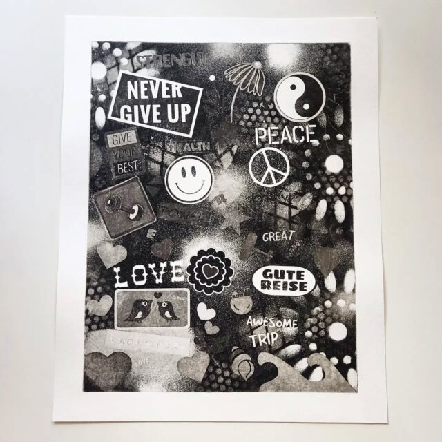 Hier mal eine von den Street Art Inspired Radierplatten. Spraypaint, Aufkleber und was sonst an Wänden so rumklebt.
Es ist wirklich Spannend zu sehen, wenn alle Abdeckungen nach dem 8. Säurebad wieder ab sind und der erste Probedruck gedruckt worden ist.
Immer wieder eine Überraschung.

#etching #radierung #streetart