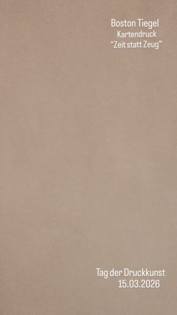 Am 15.03.2026 im Rahmen des Tag der Druckkunst wurde die Karte “Zeit statt Zeug" auf dem über 100 Jahre alten Boston Tiegel gedruckt.@tagderdruckkunstLimitierte Edition.Bald im Online Shop und in den Leipziger Läden Westfach und Handmade Designs.Oder direkt bei mir per PM.