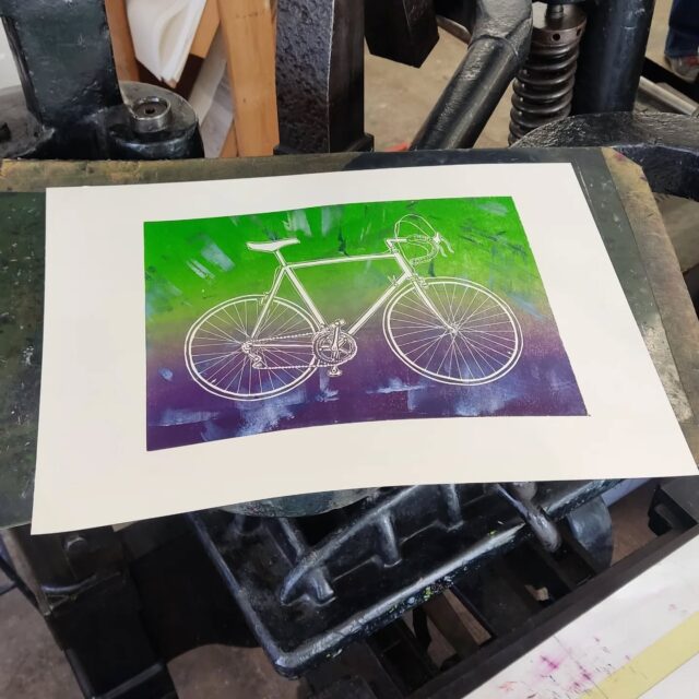 Willkommen in der Fahrrad Werkstatt...Hier werden neue Rennräder zusammen geschraubt.#linoldruck #mehrfarbtechnik #linoprint #rennrad #bike
